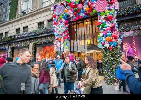 La foule des acheteurs en face de la maison de décorations sur Saks Fifth Avenue à Manhattan, à New York, le samedi 26 novembre, 2016. La National Retail Federation a indiqué que 43,8 % des consommateurs font leurs achats en ligne pendant les week-end de quatre jours. (© Richard B. Levine) Banque D'Images