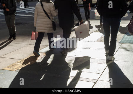 La foule des acheteurs sur la Cinquième Avenue à Manhattan, à New York le dimanche, Novembre 27, 2016. La National Retail Federation a indiqué que 43,8 % des consommateurs font leurs achats en ligne pendant les week-end de quatre jours. (© Richard B. Levine) Banque D'Images