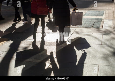 La foule des acheteurs sur la Cinquième Avenue à Manhattan, à New York le dimanche, Novembre 27, 2016. La National Retail Federation a indiqué que 43,8 % des consommateurs font leurs achats en ligne pendant les week-end de quatre jours. (© Richard B. Levine) Banque D'Images