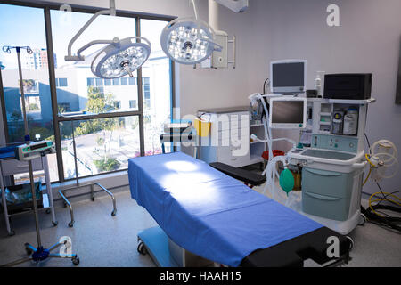 L'équipement et des appareils médicaux en salle d'opération moderne Banque D'Images