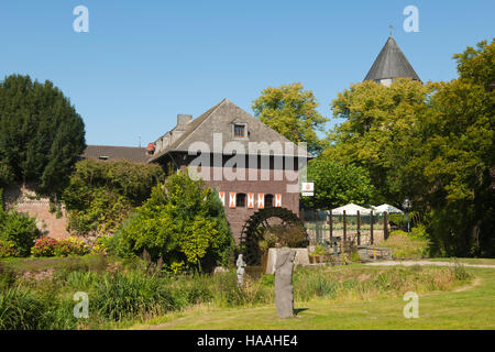 Deutschland, Nordrhein-Westfalen, Kreis Viersen, Brüggen, Mühle und Burg Banque D'Images