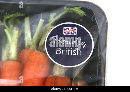 Label britannique fièrement sur un paquet de carottes Banque D'Images