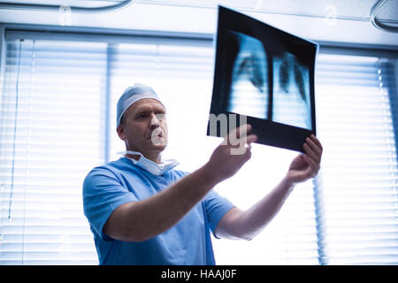 Male surgeon examining x-ray Banque D'Images