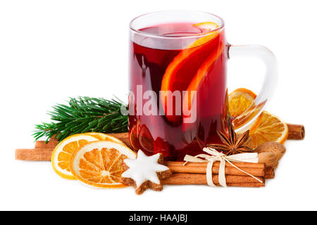 Vin chaud Noël punch épices on white Banque D'Images