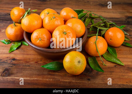Mandarines mandarines dans Bol en céramique marron Banque D'Images