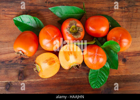 Le kaki kaki fruits sur la table rustique. Vue d'en haut. Banque D'Images