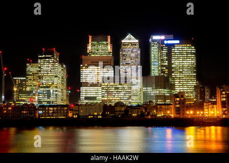 Vue de la nuit de Canary Wharf et du quartier environnant avec la Tamise au premier plan. Banque D'Images