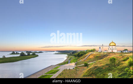 Vue panoramique sur la Volga et les monuments de la ville ancienne Bolgar (ou Bulgar) au coucher du soleil. Kazan, Tatarstan, en Russie. Banque D'Images