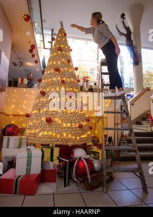 L'artiste culinaire Juliet Sear apporte la touche finale à un arbre de Noël de 8 mètres de haut entièrement fabriqué à partir de plus de 9,500 boules de pâte de boules de neige, comme il est exposé au PizzaExpress de St Bride Street, Londres. Banque D'Images