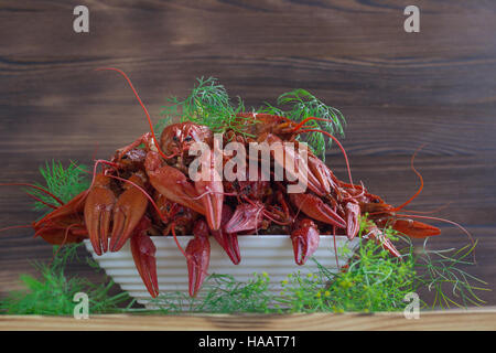 Assiette de bouillie rouge aux écrevisses avec pinces et fenouil sur fond de bois Banque D'Images