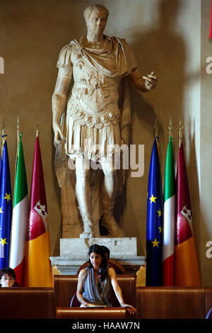 Le maire de Rome Virginia Raggi participe au Conseil Municipal , Rome, Italie, 10/08/2016 © Crédit Denis Zammit Remo/Sintesi/Alamy Stock Photo Banque D'Images