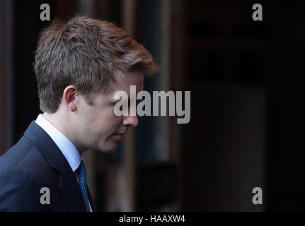 Le 7e duc de Westminster, Hugh Grosvenor, arrivant pour un service commémoratif pour célébrer la vie de son père, le sixième duc de Westminster à la cathédrale de Chester, Chester. Banque D'Images