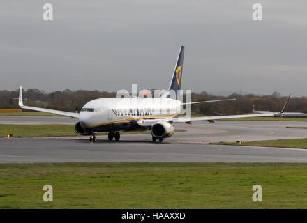 Ryanair Boeing 737-8comme avion de passagers à fuselage étroit (EI-EVD) roulage sur l'Aéroport International de Manchester à tarmac. Banque D'Images