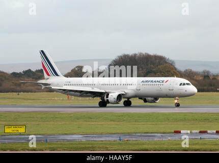 Airbus A321-212 Air France-corps étroit avion du passager (F-GTAM) roulage sur l'Aéroport International de Manchester à tarmac après l'atterrissage. Banque D'Images