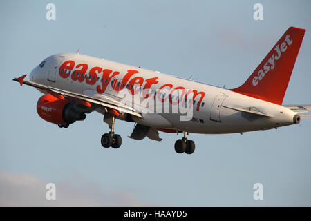 Easyjet, Airbus A319, G-EZAG, départ de l'aéroport de Londres Stansted, Essex Banque D'Images