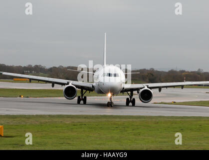 Airbus A321-212 Air France-corps étroit avion du passager (F-GTAM) roulage sur l'Aéroport International de Manchester à tarmac après l'atterrissage. Banque D'Images