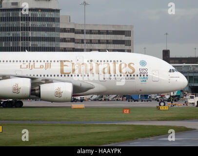 Unis A380-861 double-decker wide-body avion du passager (A6-EDI) roulage sur l'Aéroport International de Manchester à tarmac. Banque D'Images