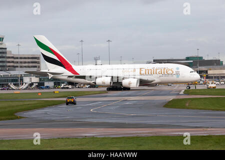 Unis A380-861 double-decker wide-body avion du passager (A6-EDI) roulage sur l'Aéroport International de Manchester à tarmac. Banque D'Images