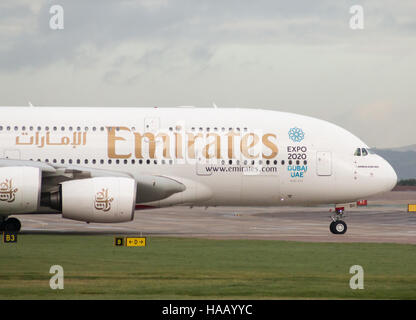 Unis A380-861 double-decker wide-body avion du passager (A6-EDI) roulage sur l'Aéroport International de Manchester à tarmac. Banque D'Images