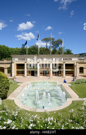 Jardins et fontaines de la façade néo-classique de thermes historiques dans la ville thermale de Gréoux-les-Bains Provence France Banque D'Images