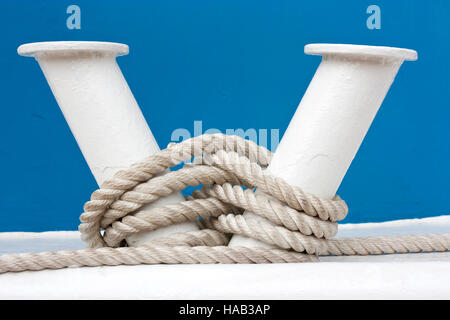 Aussière et blanc bollard à bord de bateau bleu Banque D'Images