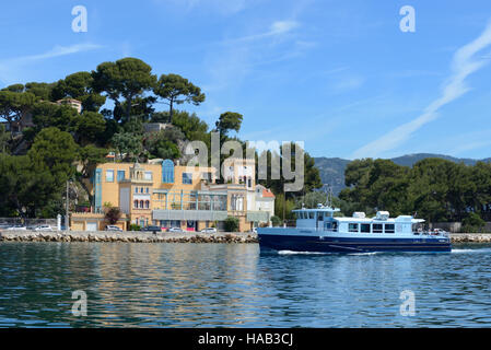 Ferry Boat Sails passé le front oriental Villa Capriciosa à Tamaris, La Seyne-sur-Mer, dans la baie de Toulon Banque D'Images