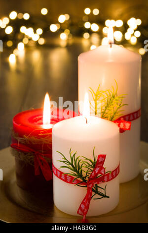 Bougie de Noël rouge et lumière de Noël sur bois Banque D'Images