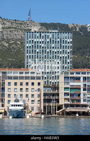 Tours de ville moderniste au-dessus des bâtiments du front de port ou le port de Toulon et Le Mont Faron Provence France Banque D'Images