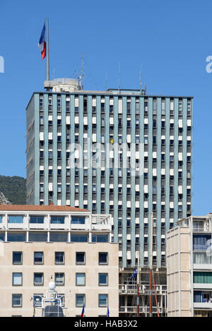 Tours de ville moderniste au-dessus des bâtiments du front de mer ou sur le port de Port de Toulon Provence France Banque D'Images