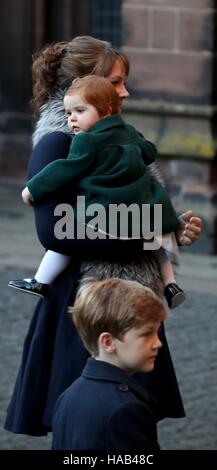 Lady Tamara van Cutsem arrive avec sa fille et un de ses fils, pour un service commémoratif pour célébrer la vie du 6e duc de Westminster à la cathédrale de Chester, Chester. Banque D'Images