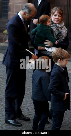 Lady Tamara van Cutsem arrive avec sa fille et ses deux fils, pour un service commémoratif pour célébrer la vie du 6e duc de Westminster à la cathédrale de Chester, Chester. Banque D'Images