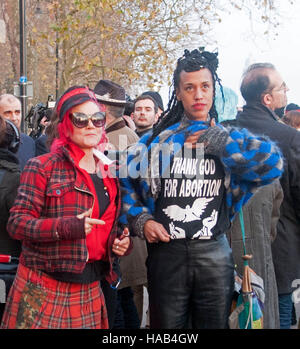 Femme montrant son tee-shirt avec le texte « Thank god for avortement » pendant le Joe Corre brûle sa collection de souvenirs punk de 5 millions de livres sterling en signe de protestation pour déclarer « punk is dead ». Le brûlage a eu lieu sur une barge sur Chelsea Embankment. Banque D'Images