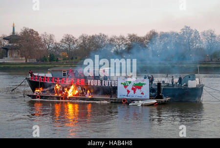 Joe Corre burns son £5 millions de livres de collection de souvenirs punk en protestation à déclarer "punk is dead". L'incendie a eu lieu sur une barge sur Chelsea Embankment. Banque D'Images