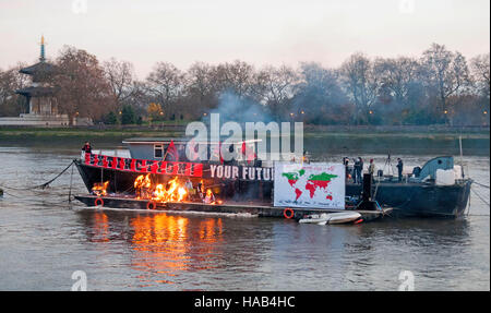 Joe Corre burns son £5 millions de livres de collection de souvenirs punk en protestation à déclarer "punk is dead". L'incendie a eu lieu sur une barge sur Chelsea Embankment. Banque D'Images