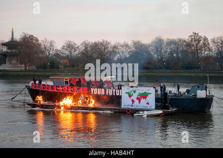 Joe Corre burns son £5 millions de livres de collection de souvenirs punk en protestation à déclarer "punk is dead". L'incendie a eu lieu sur une barge sur Chelsea Embankment. Banque D'Images