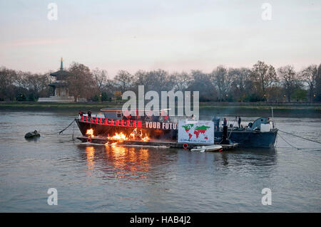 Joe Corre burns son £5 millions de livres de collection de souvenirs punk en protestation à déclarer "punk is dead". L'incendie a eu lieu sur une barge sur Chelsea Embankment. Banque D'Images