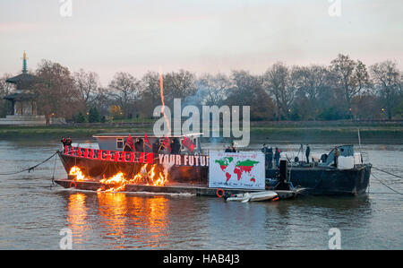 Joe Corre burns son £5 millions de livres de collection de souvenirs punk en protestation à déclarer "punk is dead". L'incendie a eu lieu sur une barge sur Chelsea Embankment. Banque D'Images