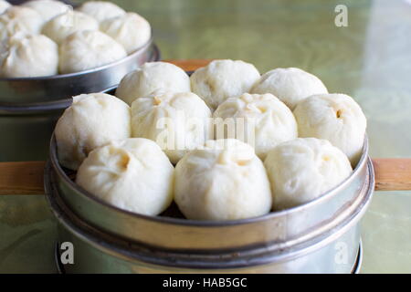 Viande aux Chinois à la vapeur baozi dans un bol Banque D'Images