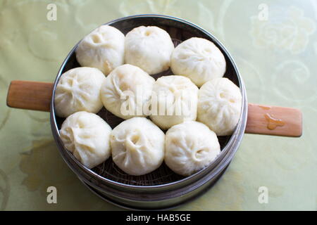 Viande aux Chinois à la vapeur baozi dans un bol Banque D'Images