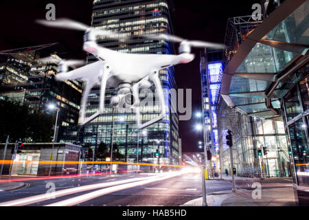 Drone planant à prendre des photos de ville de Londres la nuit Banque D'Images