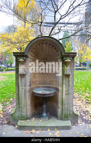 Fontaine d'eau potable à un parc public près de l'hôtel de ville de Portland en Oregon. Banque D'Images