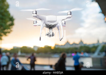 Drone planant à prendre des photos de ville surpeuplée en été. Banque D'Images