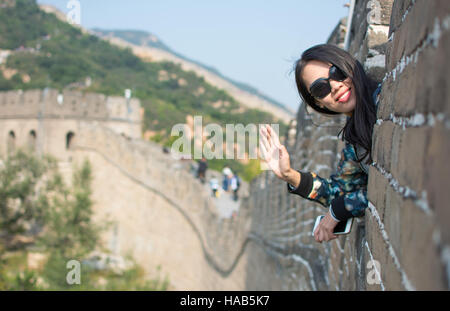 Happy female tourist sur la Grande Muraille de Chine Banque D'Images