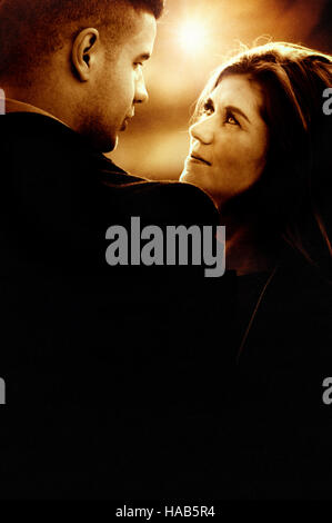 Jeune couple debout dans un milieu de la rue Banque D'Images