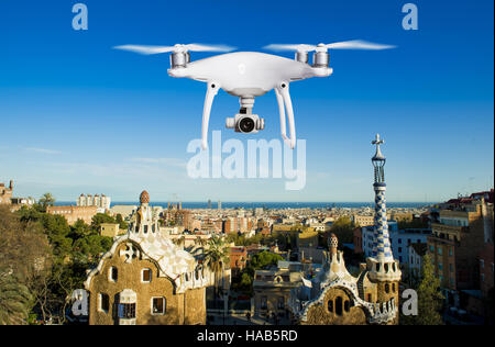 Drone planant à prendre des photos de Parc Guell à Barcelone, Espagne Banque D'Images