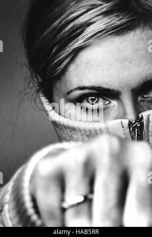 Portrait d'une jeune femme de combat en colère Banque D'Images