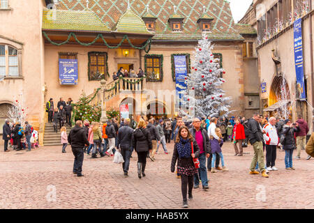 Les touristes profiter du marché de Noël à Colmar, route des vins, Alsace, Haut Rhin, France Banque D'Images