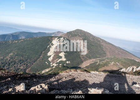 Vue de Velky Krivan hill avec Snilovske sedlo passer ci-dessous de Chleb Hill à l'automne dans les montagnes Mala Fatra Slovaquie Banque D'Images