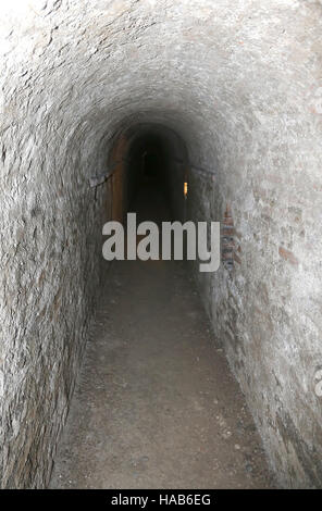 Long tunnel d'un passage souterrain secret Banque D'Images