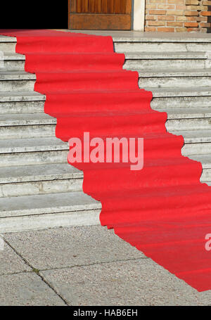 Sur le tapis rouge élégant large pas de bâtiment historique Banque D'Images